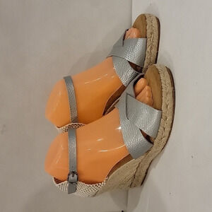 MAYPOL 3-1/2" WEDGE HEEL‎ SILVER LEATHER SANDALS (sz US 9 or EURO 40)